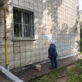 В период с 15 по 18 августа работники МАУ «Коммунальное управление» провели масштабные работы по очистке фасадов многоквартирных домов от несанкционированных трафаретных надписей.