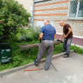 Продолжаем устанавливать урны и ремонтировать скамейки.