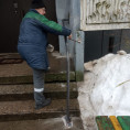 Установка поручня у подъезда.