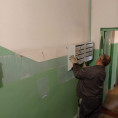 По пр. Маркса, д. 76 работники МАУ «Коммунальное управление» выполнили в подъезде косметический ремонт стены и установили новые почтовые ящики.