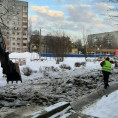 На Энгельса 24 произвели очистку от наледи, убрали колейность.