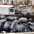 Уборка листвы со дворовых территорий продолжается